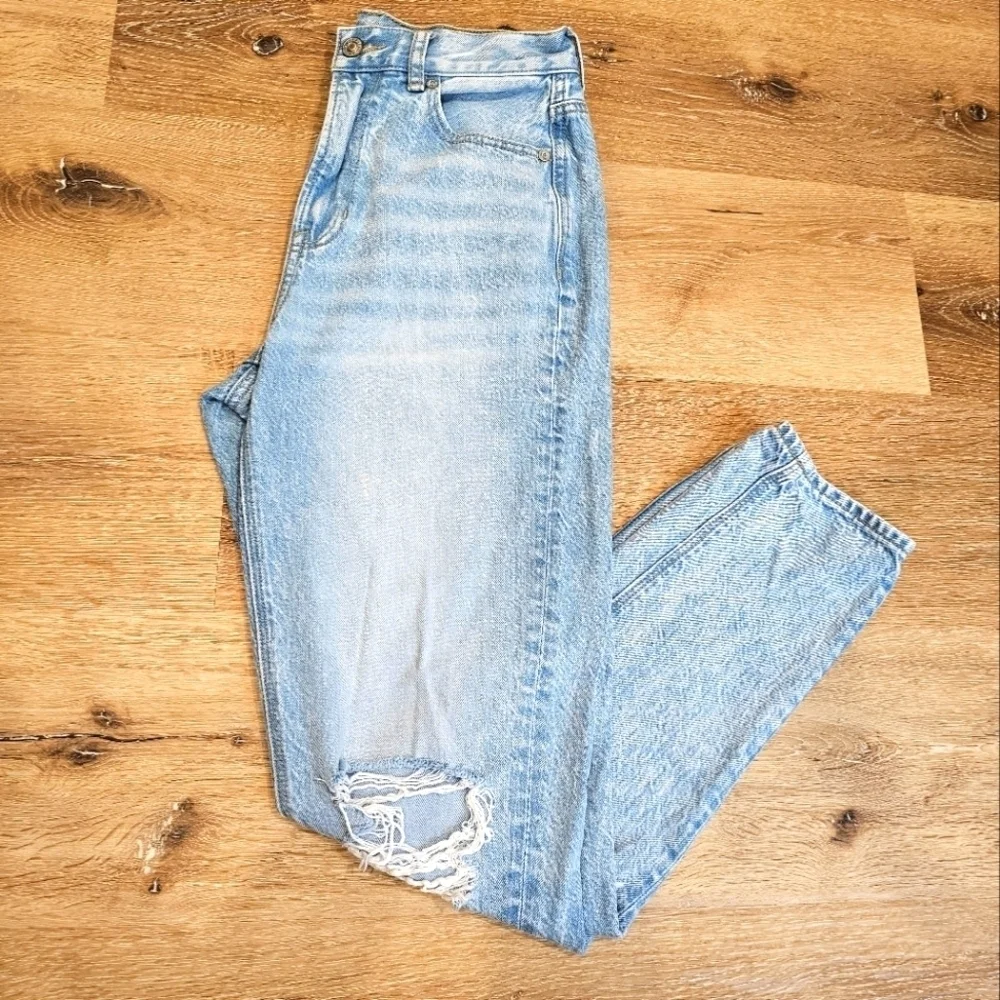 American Eagle Mom Jean Women's Size 4 Tall Destroyed Light Wash Denim Straight - Picture 1 of 12
